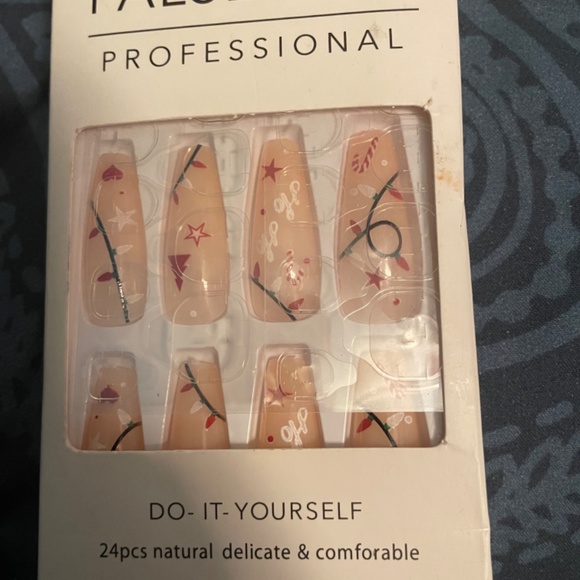 Press On Fingernail Lot of 4. (No glue) - Picture 5 of 9